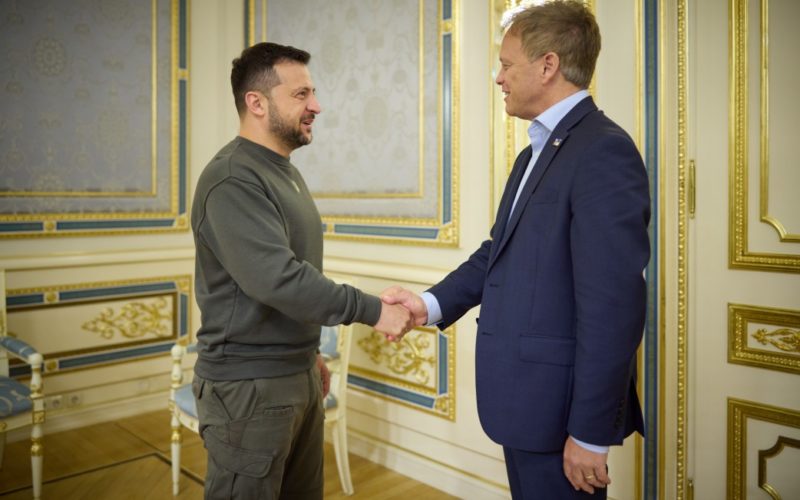 Shapps and Zelenskyy shaking hands