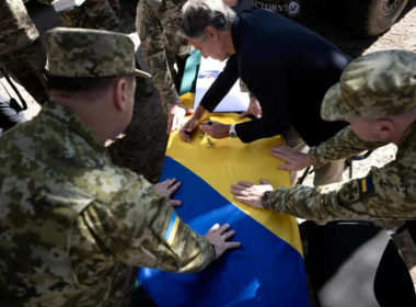 US Secretary of State Antony Blinken leaves his signature on the Ukrainian flag in the Kyiv Oblast, Ukraine, on September 7. Brendan Smialowski/AP