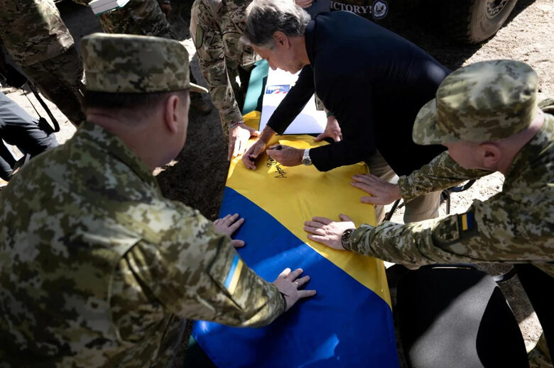 US Secretary of State Antony Blinken leaves his signature on the Ukrainian flag in the Kyiv Oblast, Ukraine, on September 7. Brendan Smialowski/AP