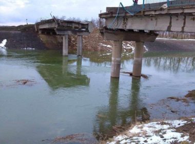 The blown up bridge from Chaplynka to Pershokostyantynivka