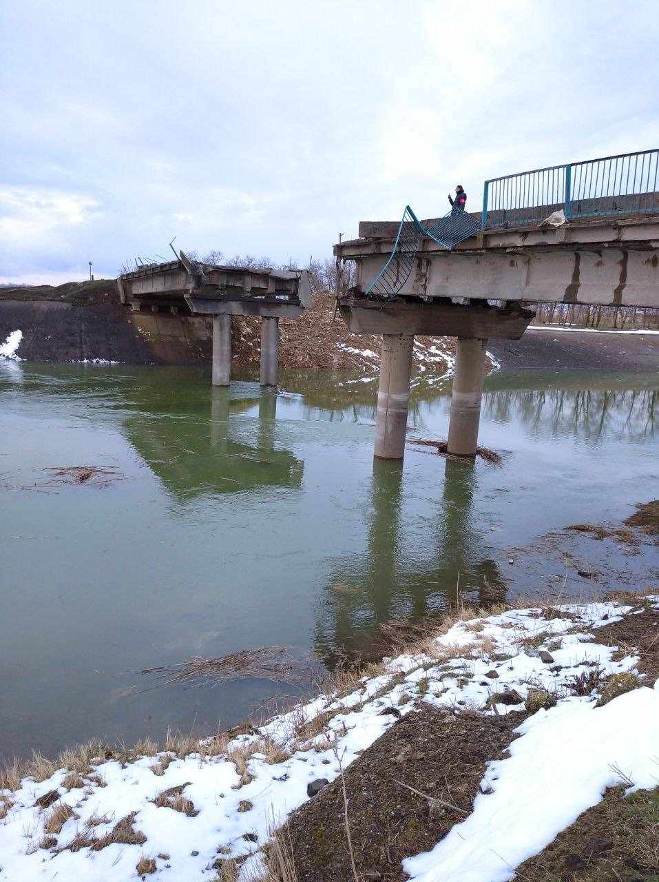 The blown up bridge from Chaplynka to Pershokostyantynivka