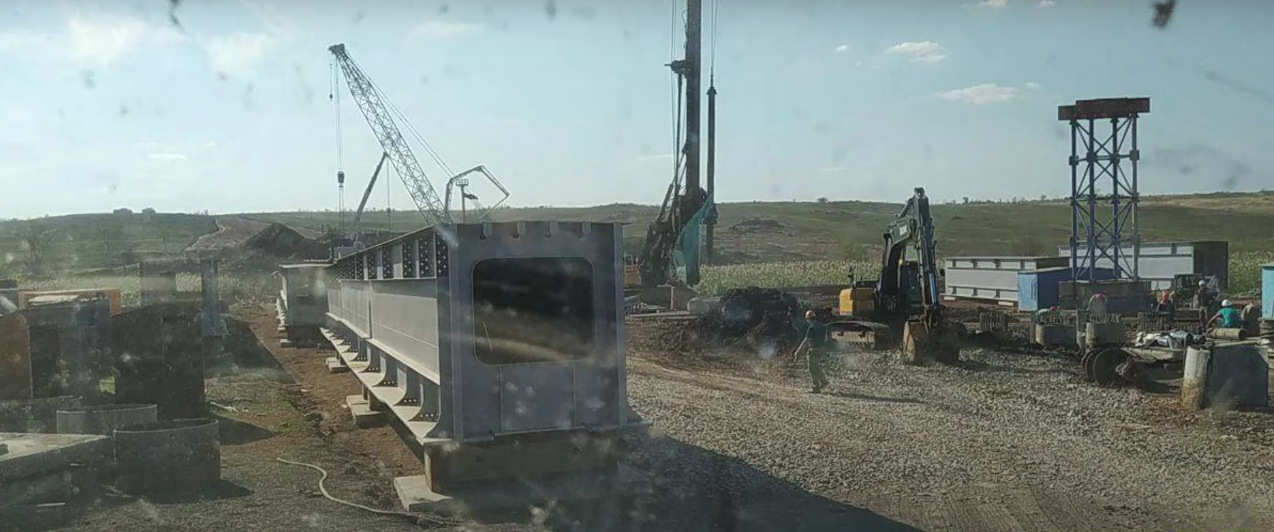 Russians are building another railway connection 30 km away from the front.