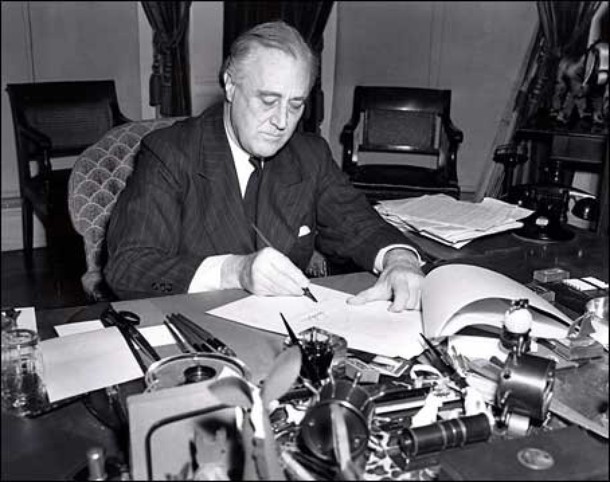 US President Roosevelt signed the Lend-Lease bill in 1941.