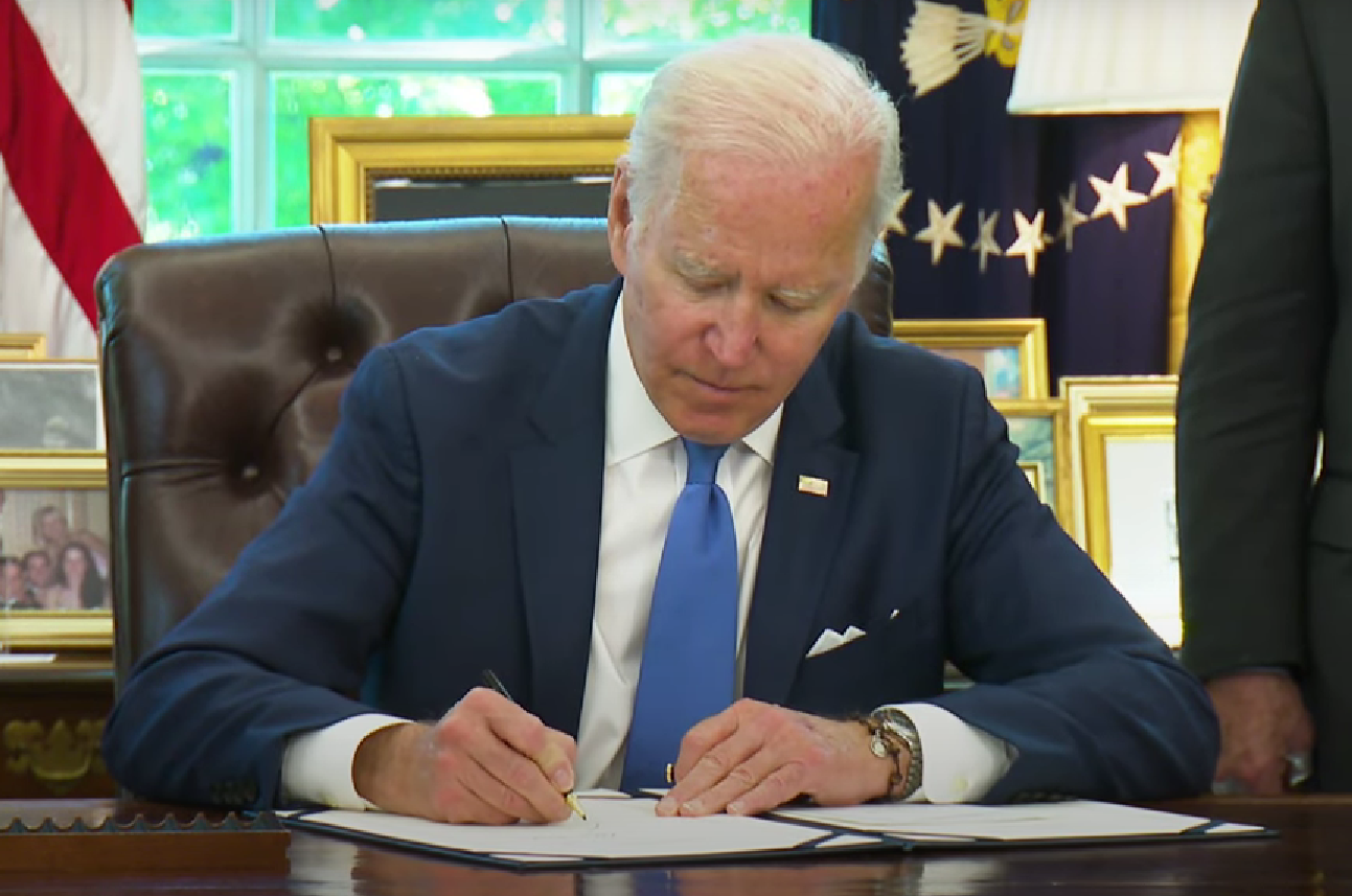 Biden signs short-term spending bill without aid for Ukraine, Israel