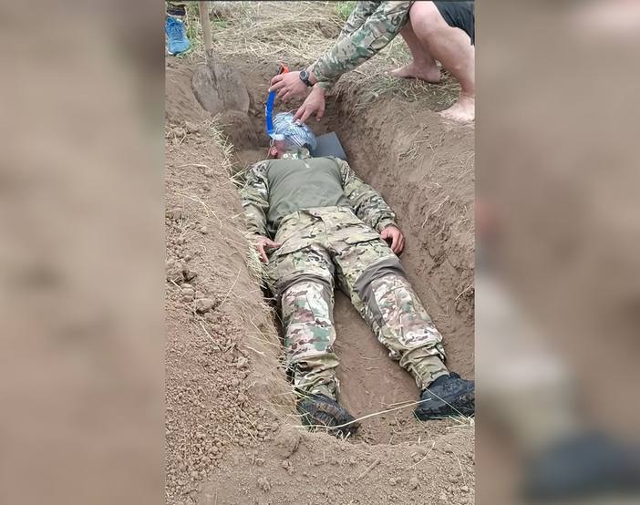 Ukrainian GUR servicemen “bury” themselves as part of psychological training