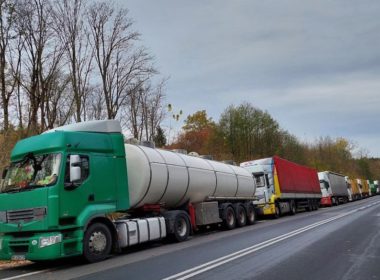 Polish truckers protest Ukraine border
