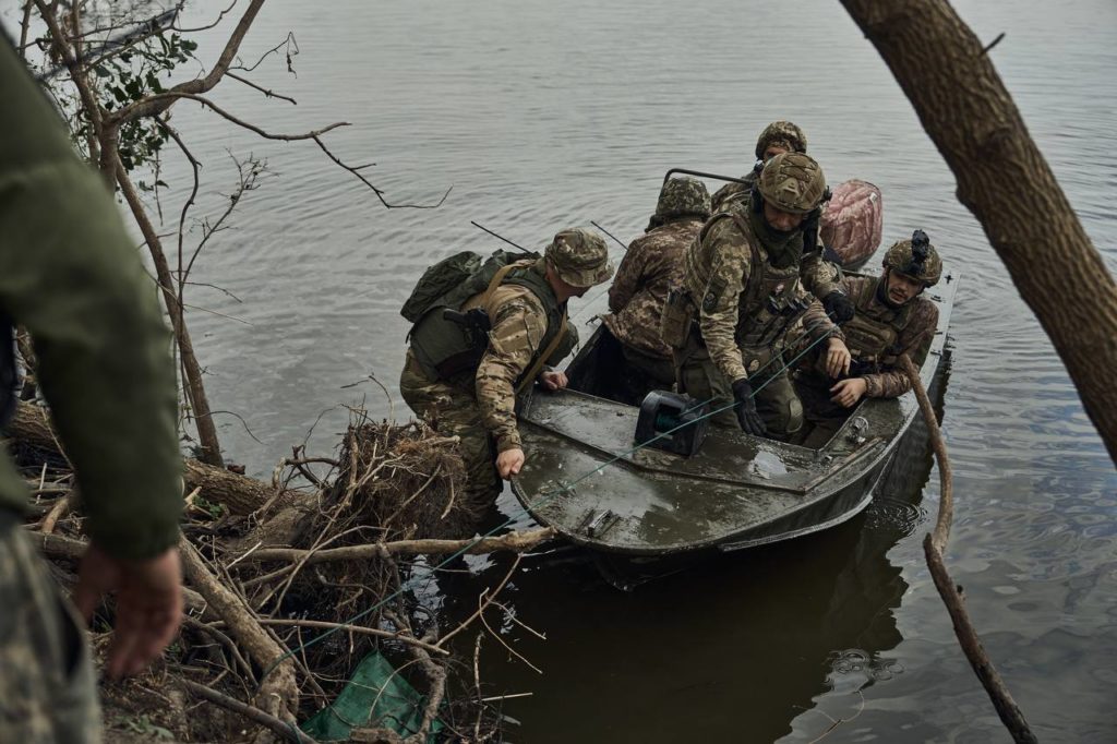 Ukrainian soldiers landing on the eastern Russian-controlled bank of the Dnipro in Kherson Oblast. Photo: Telegram/Zelenskiy Official
