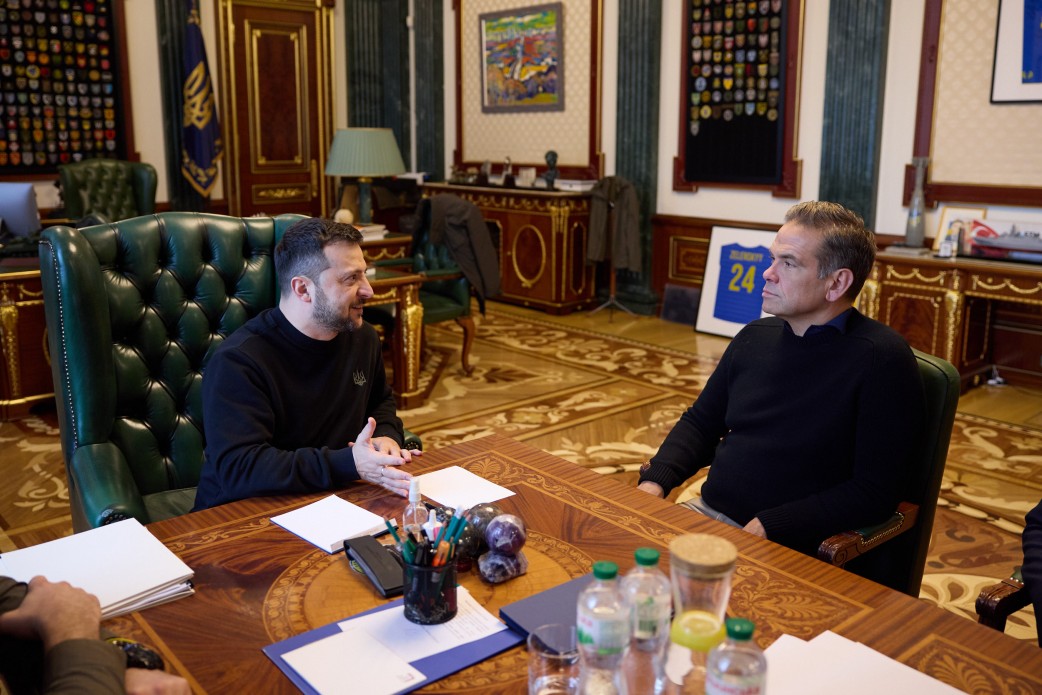 Zelenskyy meets with Fox Corporation CEO, awards wounded journalist