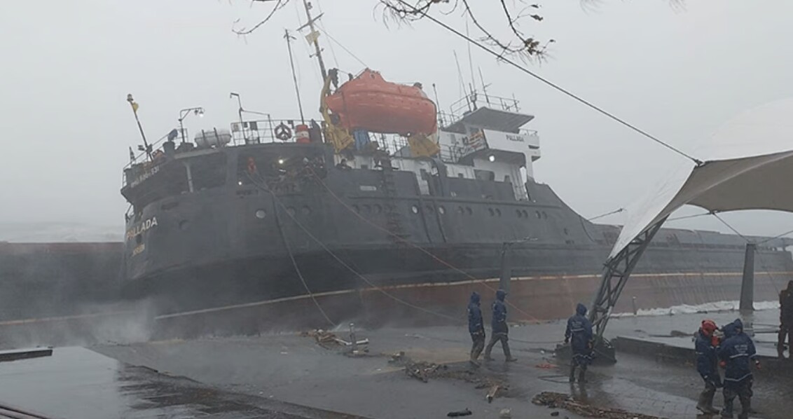 Una nave carica di grano ucraino proveniente da Odessa si divide a metà vicino alla costa turca