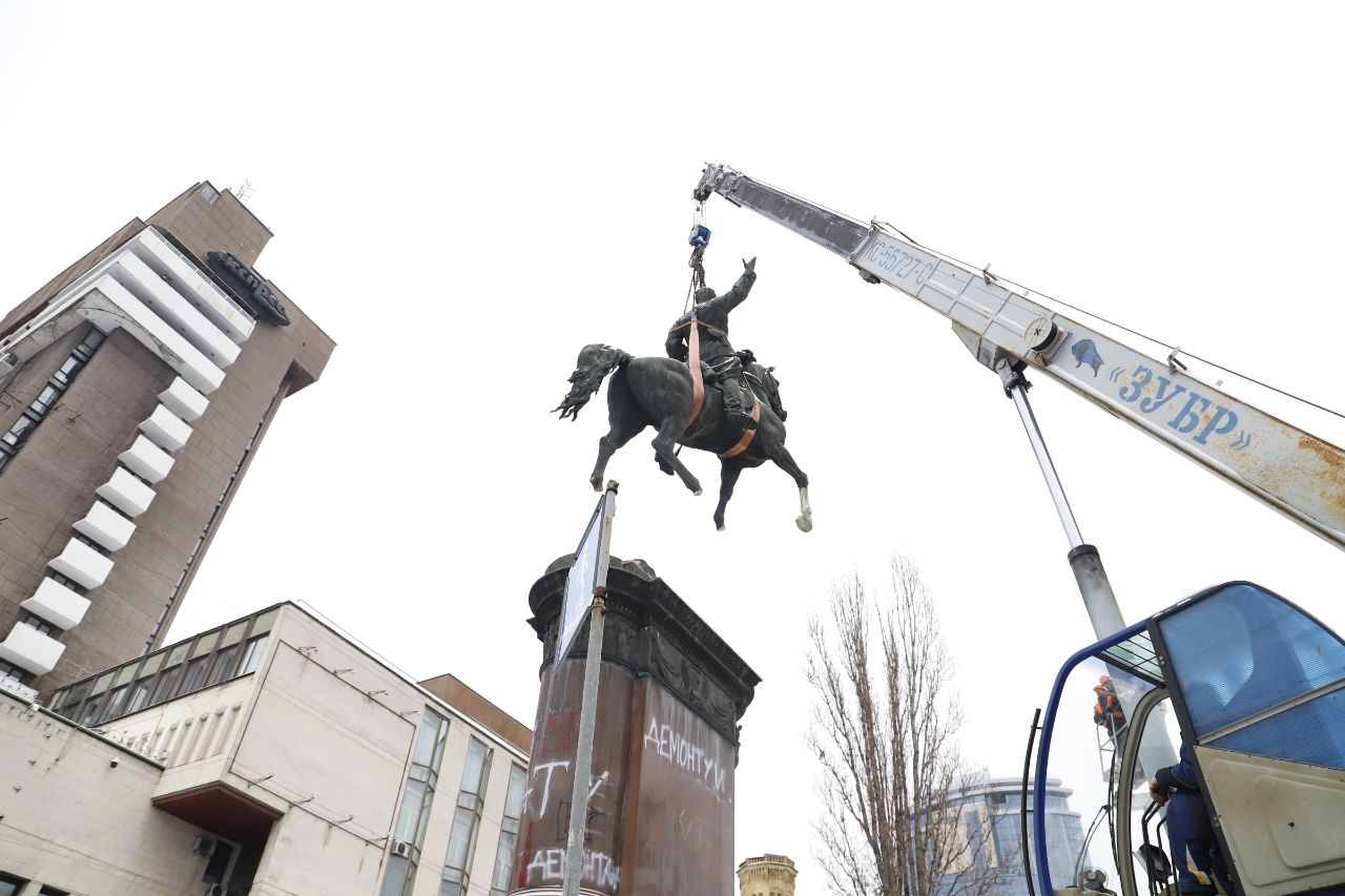 Voice of America: Ukraine dismantles Soviet-era monuments to break away from Russian past