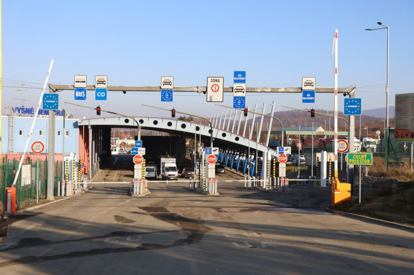 Slovak carriers block Ukrainian border checkpoint