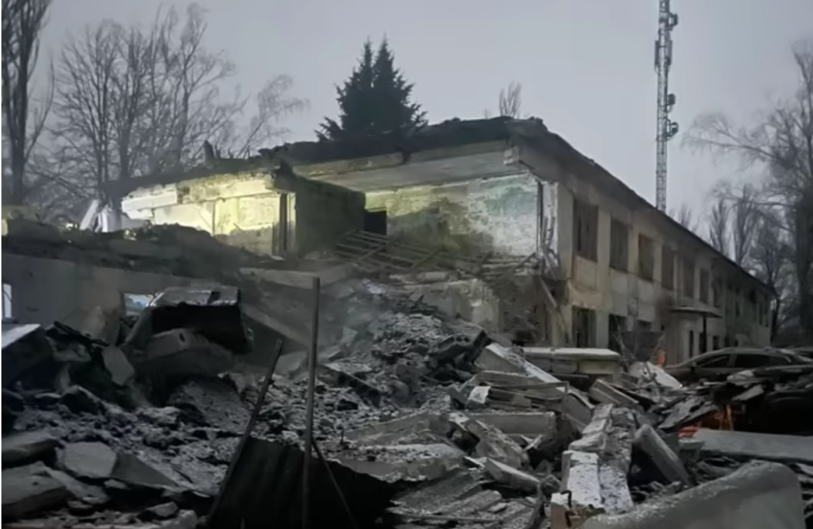 Russian missile strikes on Myrnohrad and Kherson injure seven, including children