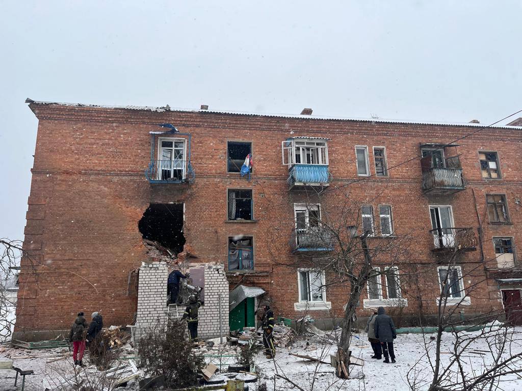 Russian forces shell residential building in Kupiansk, Kharkiv Oblast - Woman Killed
