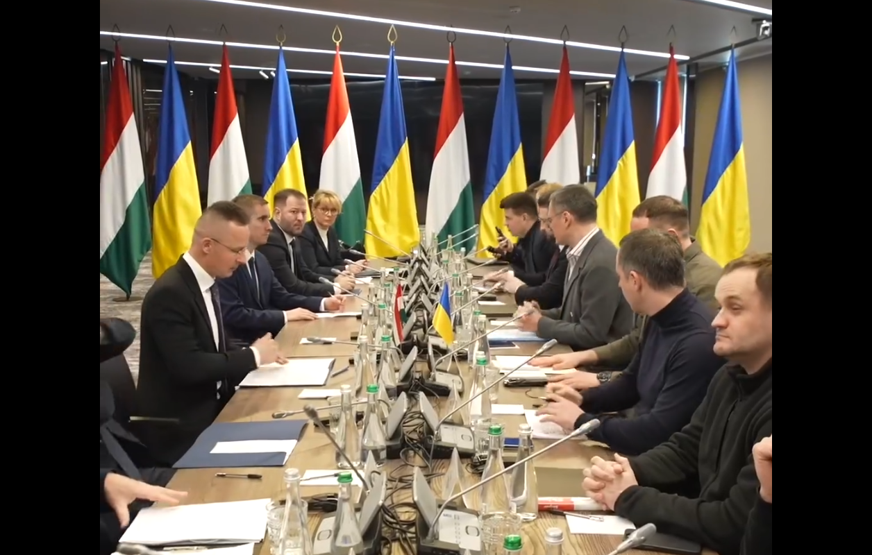 Ukrainian and Hungarian Foreign Ministers meet in a border city “to normalize bilateral relations”