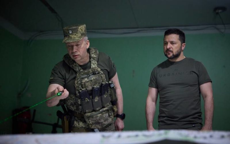 Ukrainian President Volodymyr Zelenskyy and Colonel-General Oleksandr Syrskyi.