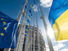 The EU and Ukraine flags in front of the Building of the European Parliament. Photo: europarl.europa.eu