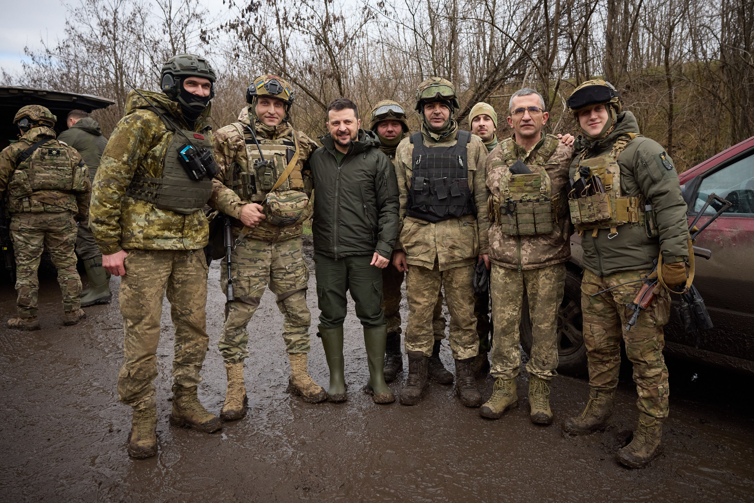 Zelenskyy visits Robotyne in Zaporizhzhia Oblast, right on the frontline