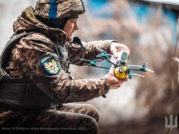 A Ukrainian military man holds an FPV-drone.