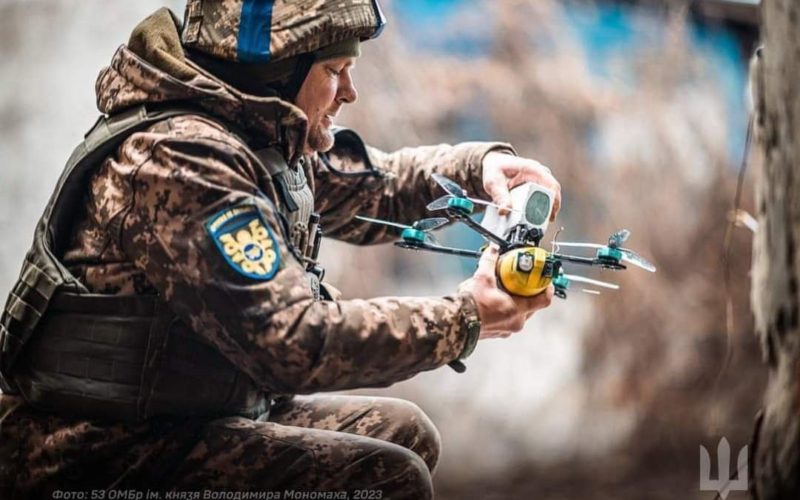 A Ukrainian military man holds an FPV-drone.