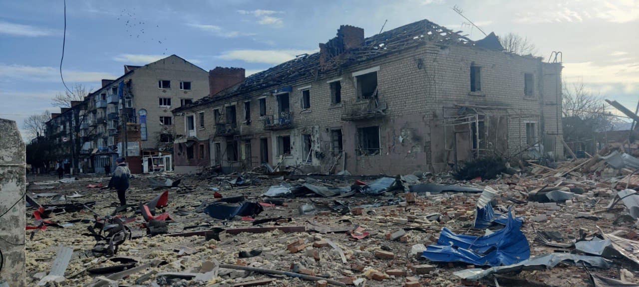 Russian aerial bomb hits Vovchansk, leaving 1 injured and shops destroyed