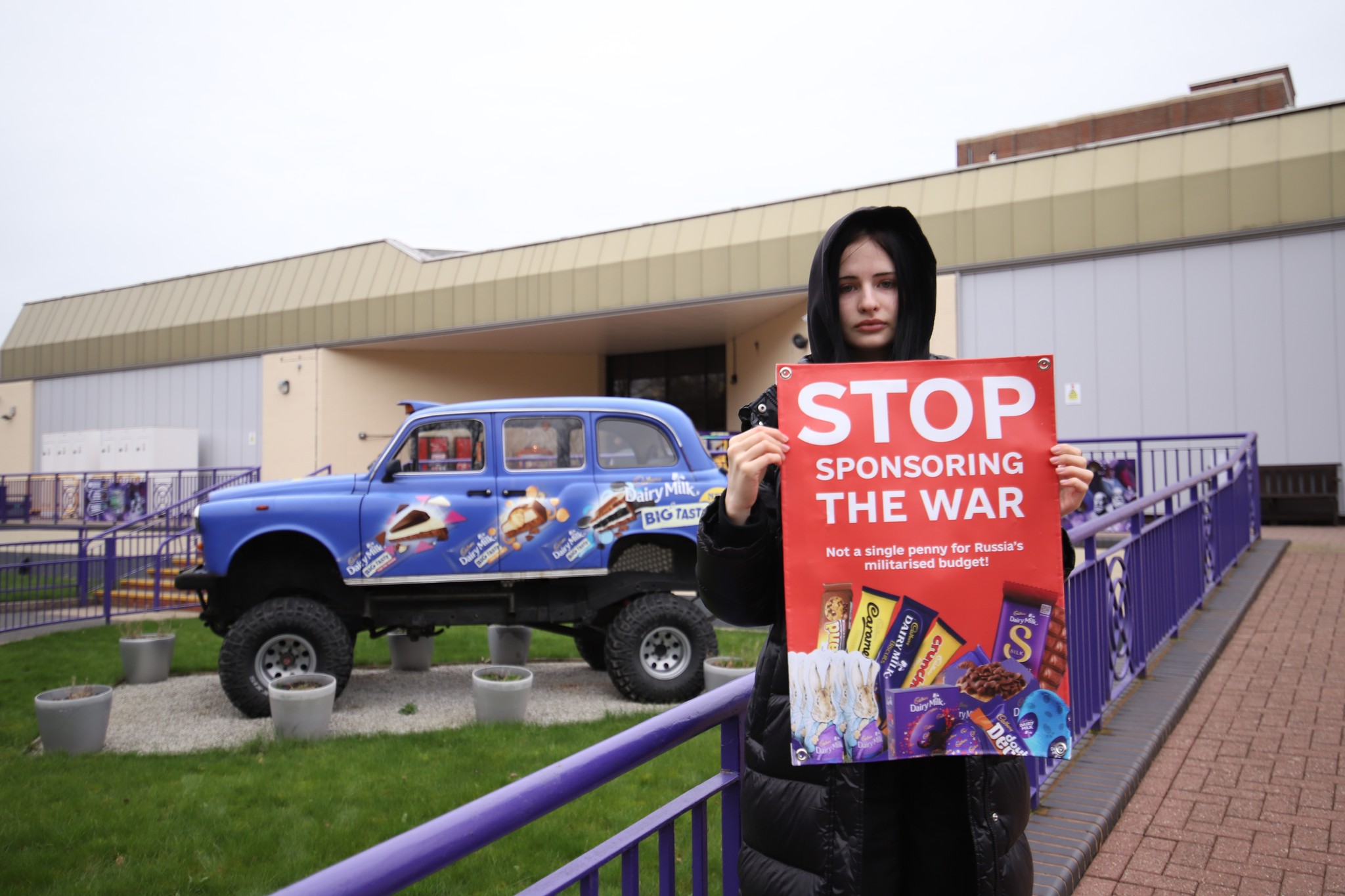 Protest at Cadbury World denounces Mondelez’s financial contribution to Russiaʼs wartime budget