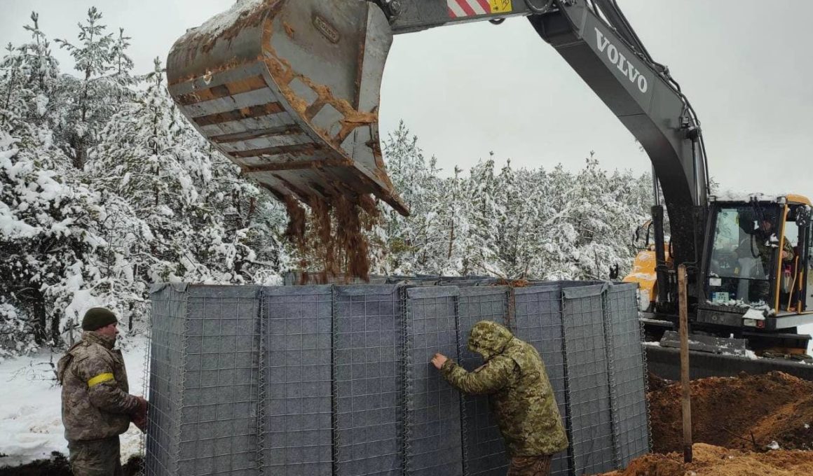 Ukrainian military constructs fortifications