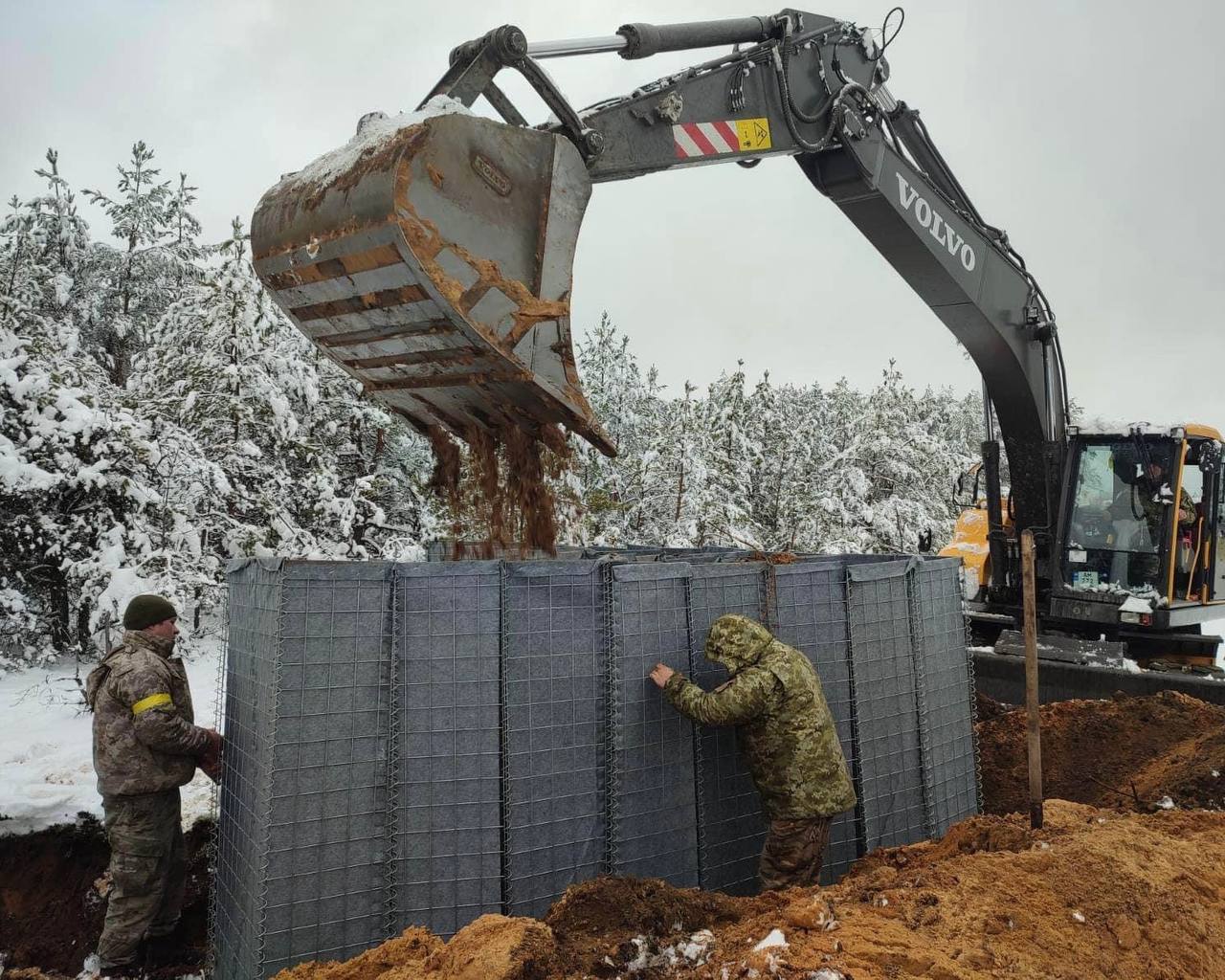 Ukrainian military constructs fortifications