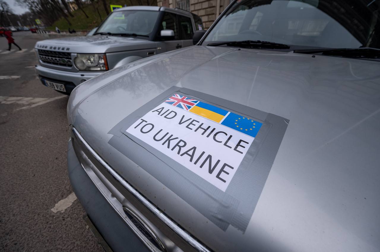 Ukraine receives 27 SUVs from British farmers