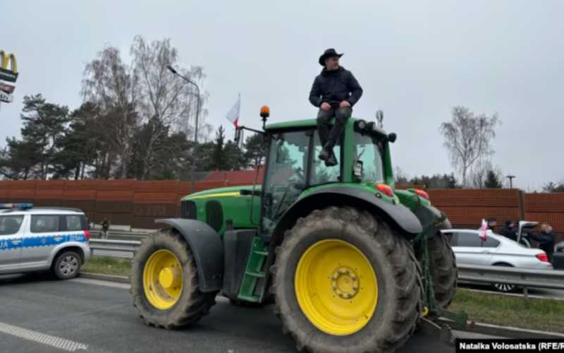 Passenger buses barred at Ukraine border by Polish farmer blockade