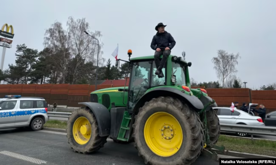 Passenger buses barred at Ukraine border by Polish farmer blockade