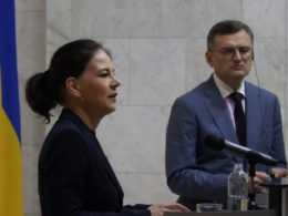 Annalena Baerbock Federal Minister for Foreign Affairs of Germany and Kuleba Zelenskyy military aid in Kyiv