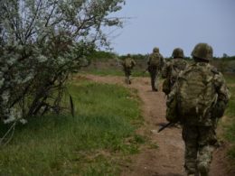ukraine counterattacks near vovchansk russia continues attacks chasiv yar ukrainian soldiers move frontline
