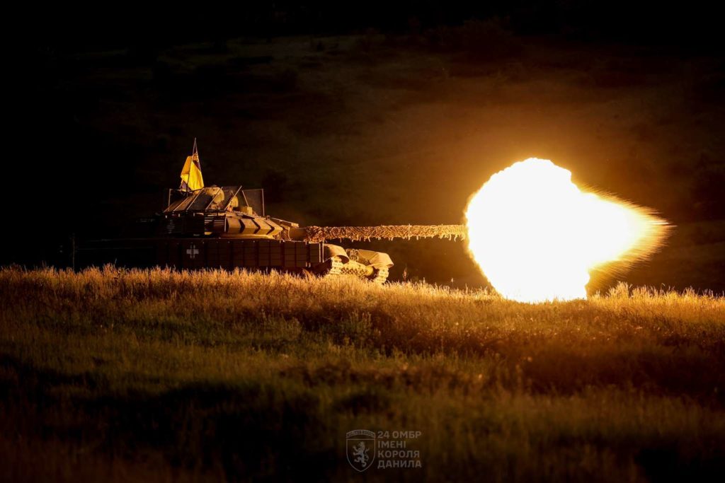 Ukrainian tank fires T72