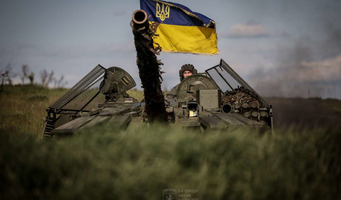 Ukrainian soldier in tank T-64