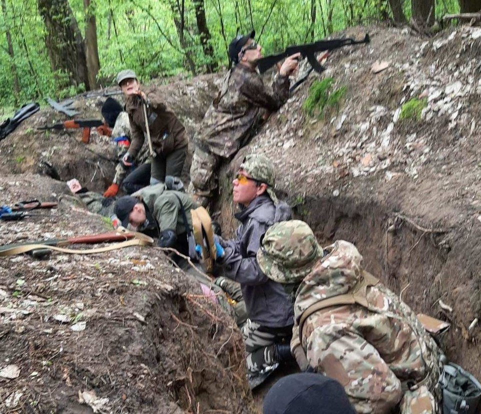 Ukraine total resistance civilians trench