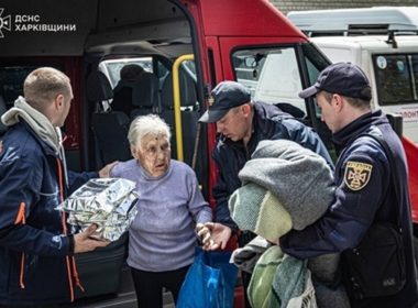 un sounds alarm dwindling ukraine humanitarian aid amid growing needs ukraine's emergency service workers evacuating elderly woman from northern kharkiv oblast dsns evacuates refugee
