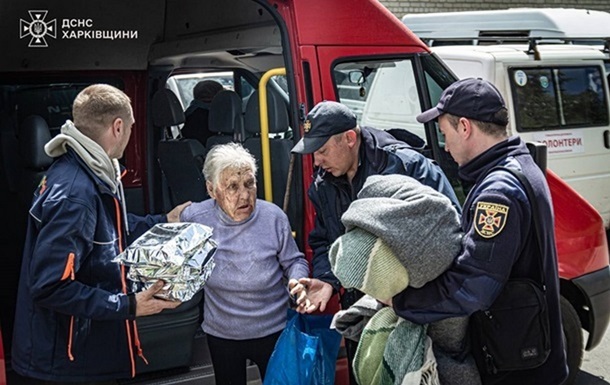 un sounds alarm dwindling ukraine humanitarian aid amid growing needs ukraine's emergency service workers evacuating elderly woman from northern kharkiv oblast dsns evacuates refugee