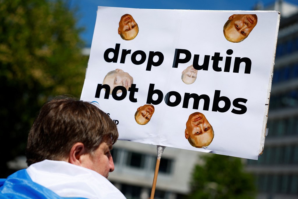 Protesters rally in The Hague demanding trial for Putin