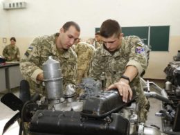 Ukrainian soldiers learn the details of the equipment.