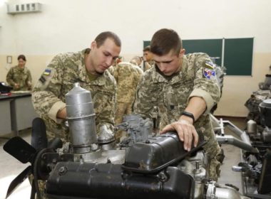 Ukrainian soldiers learn the details of the equipment.