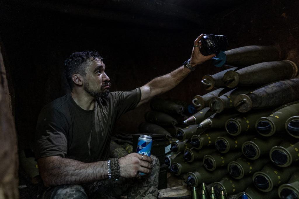 A Ukrainian soldier prepares 155mm artillery shells in his fighting position. Illustrative image, photo via Eastnews.ua.