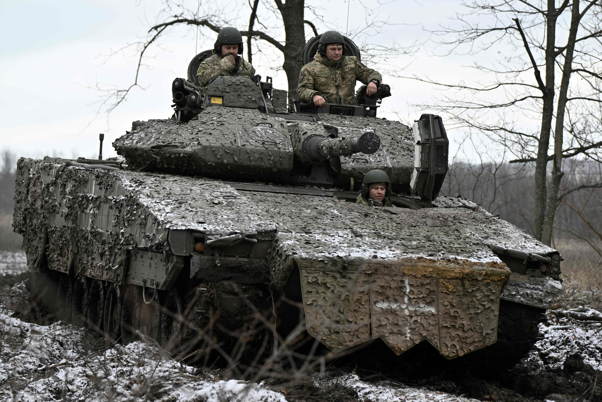 Ukrainian servicemen test their Sweden made CV90 armored infantry combat vehicle. Illustrative image. Photo via Eastnews.ua.