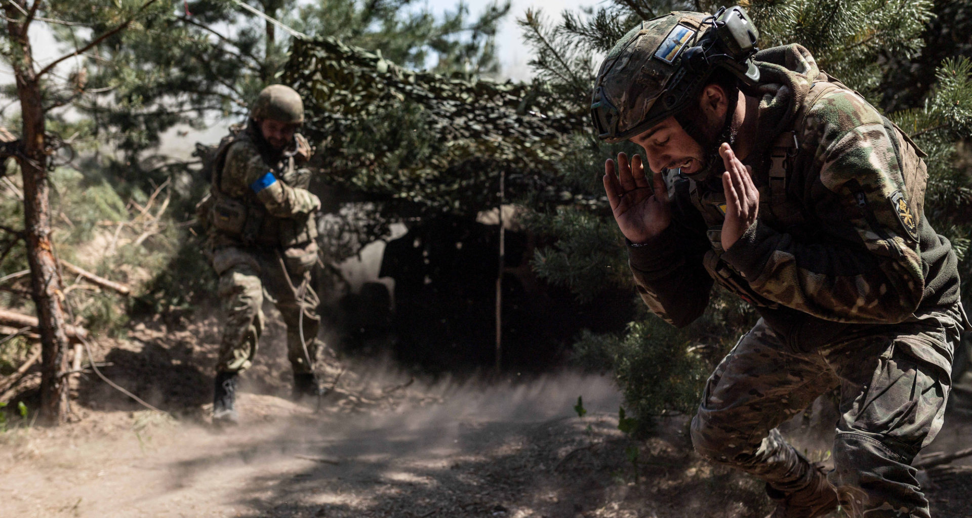 Ukrainian soldiers firing artillery, illustrative image. Photo via Eastnews.ua.