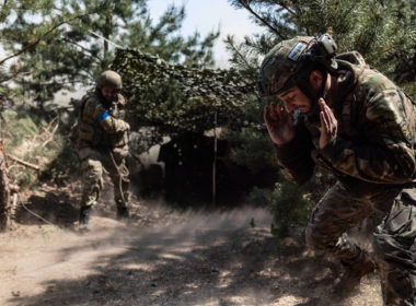 Ukrainian soldiers firing artillery, illustrative image. Photo via Eastnews.ua.