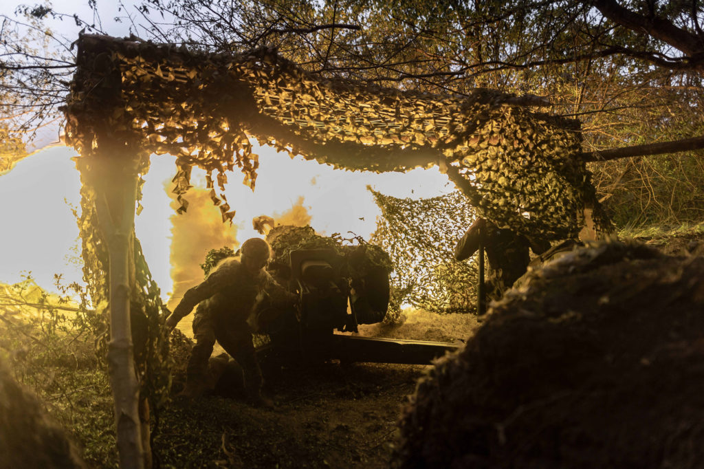 Ukrainian soldier firing artillery, illustrative image. Photo via Eastnews.ua.