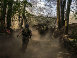 Ukrainian soldiers from the 13th Brigade of the National Guard fire artillery in their fighting position. Illustrative image. Photo via Eastnews.ua.