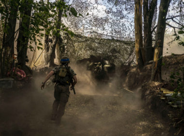 Ukrainian soldiers from the 13th Brigade of the National Guard fire artillery in their fighting position. Illustrative image. Photo via Eastnews.ua.