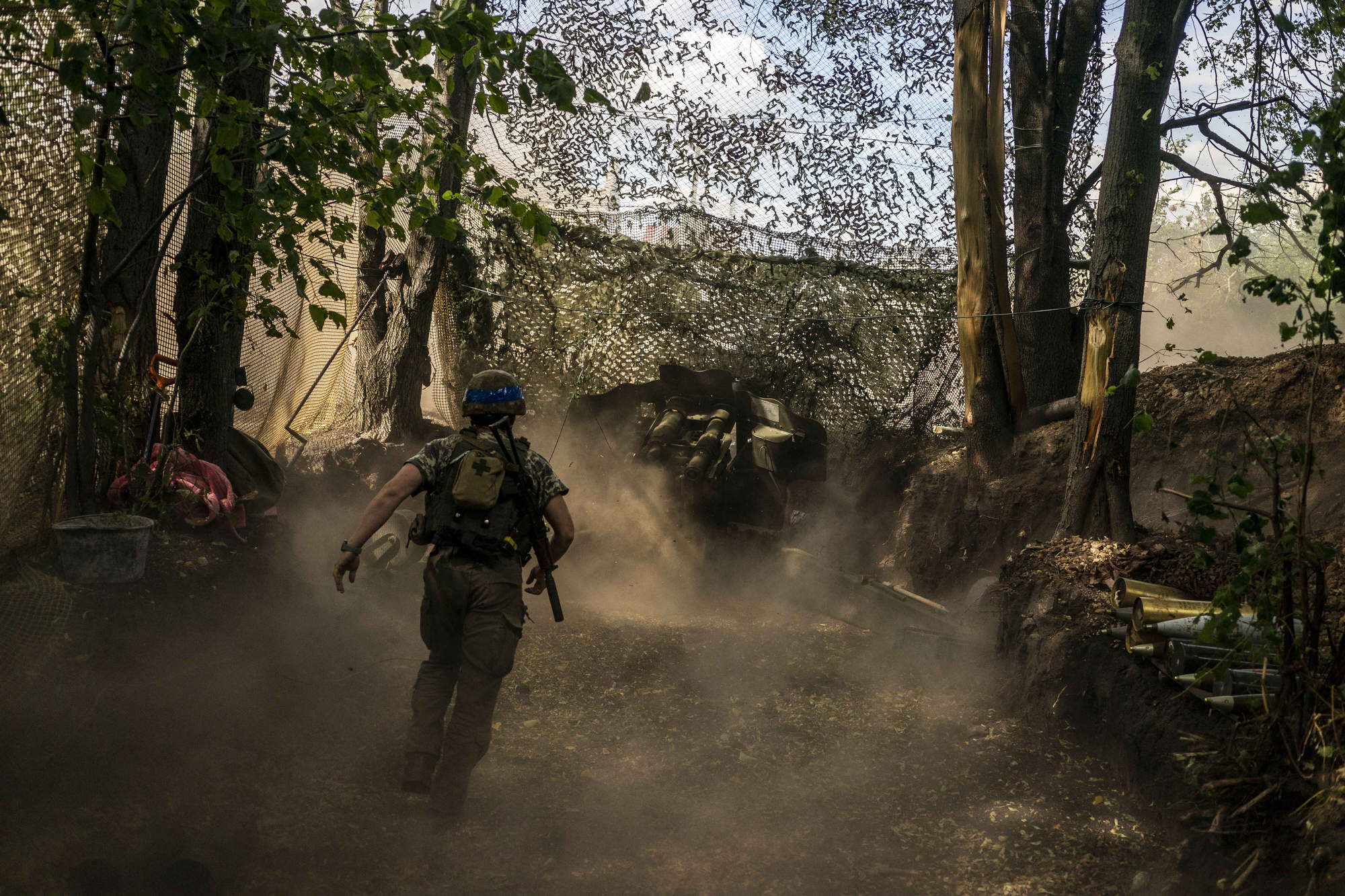 Ukrainian soldiers from the 13th Brigade of the National Guard fire artillery in their fighting position. Illustrative image. Photo via Eastnews.ua.