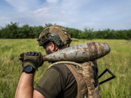 Ukrainian soldier carrying ammunition, illustrative image. Photo via Eastnews.ua.