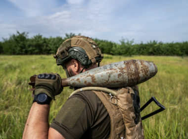 Ukrainian soldier carrying ammunition, illustrative image. Photo via Eastnews.ua.